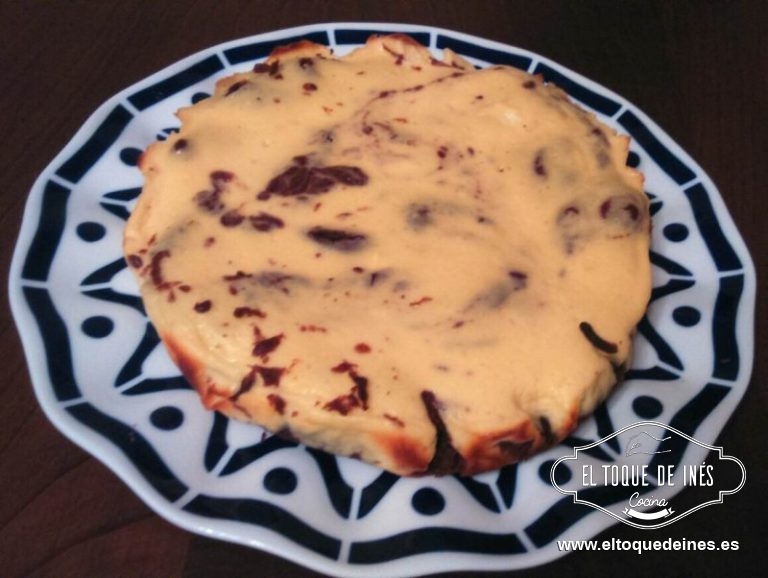 Meter al horno que estará precalentado ; necesita 45 min a 180º, comprobar al finalizar el tiempo que la de queso está cuajada.